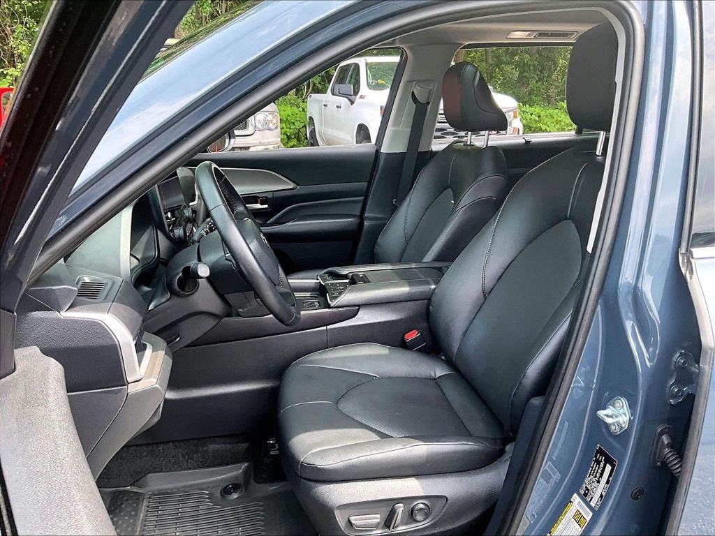 Used 2025 White Toyota XLE image 10