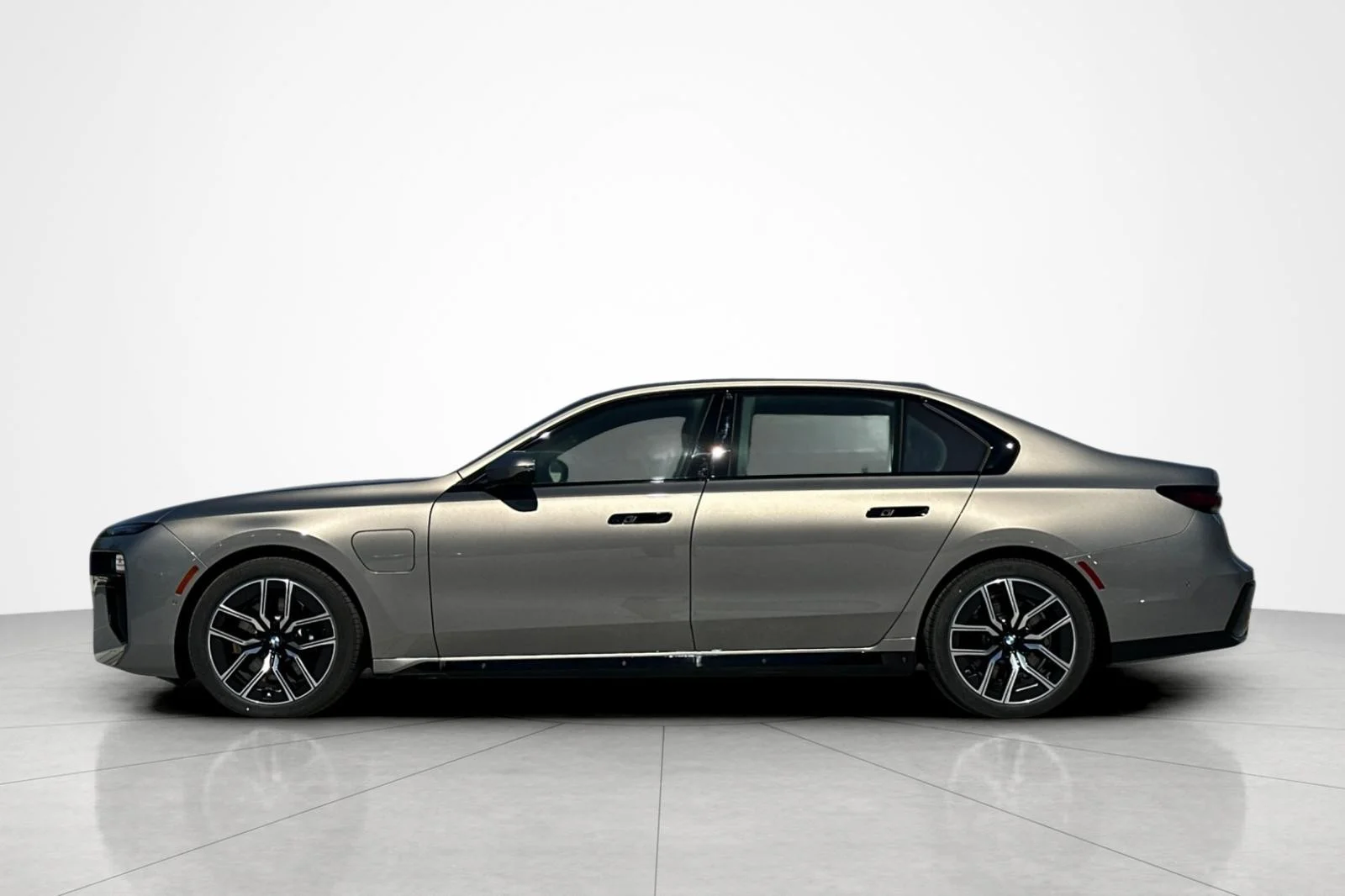 New 2026 Oxide Grey Metallic BMW 750e xDrive image 2