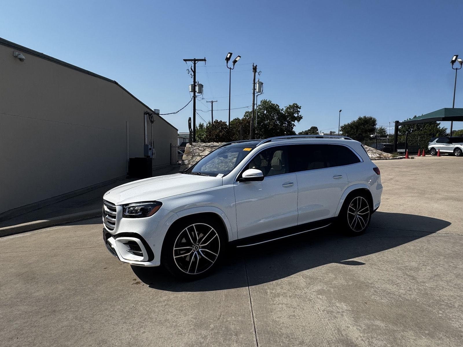 Used 2025 Moonlight White Metallic Mercedes-Benz GLS 450 4MATIC® image 2