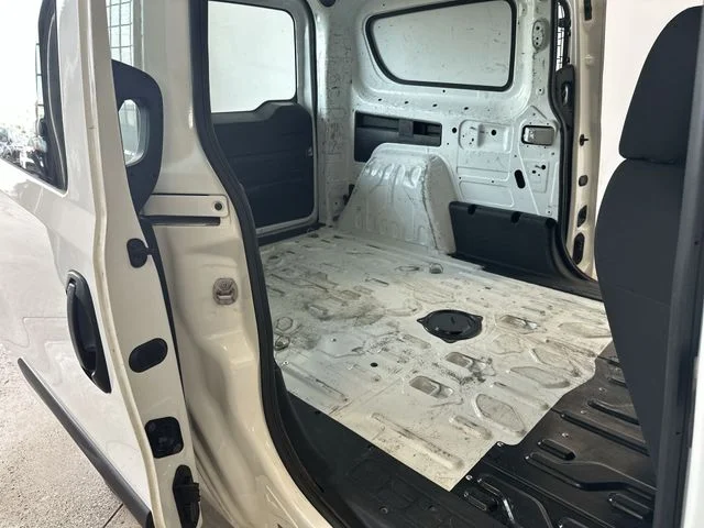 Used 2022 White Ram Base image 26