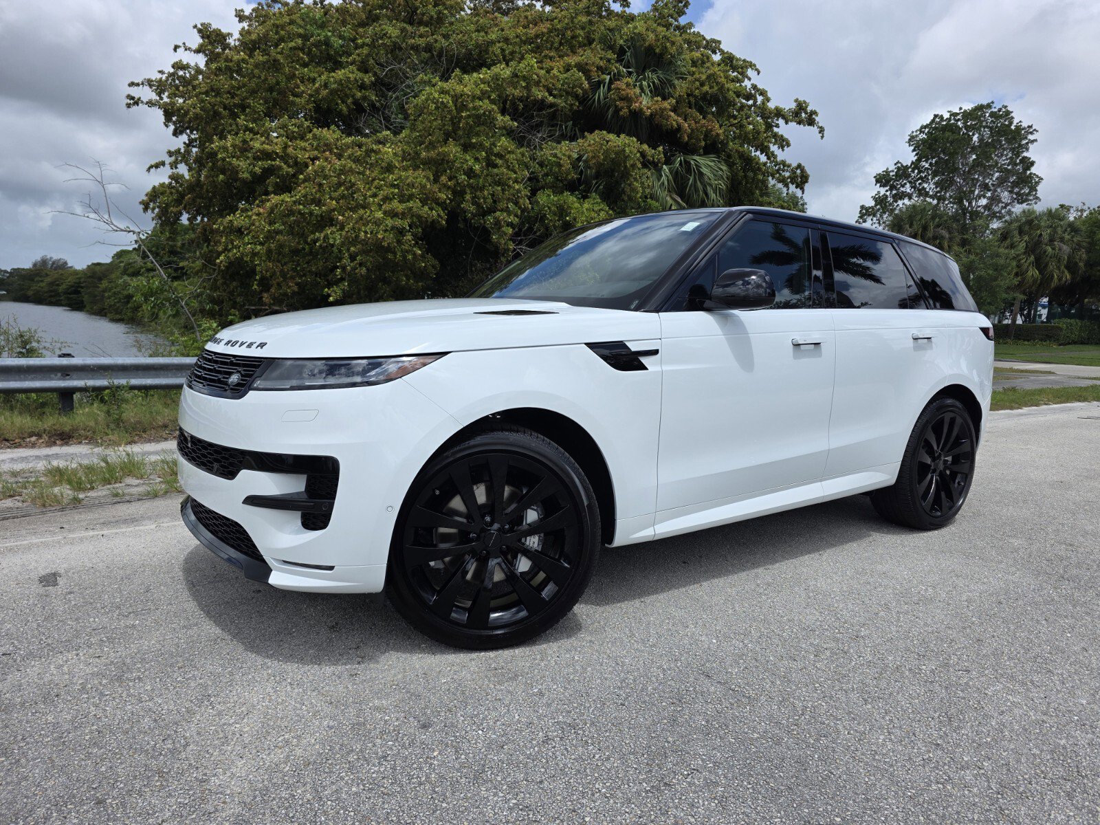 New 2026 Fuji White Land Rover P400 Dynamic SE image 1