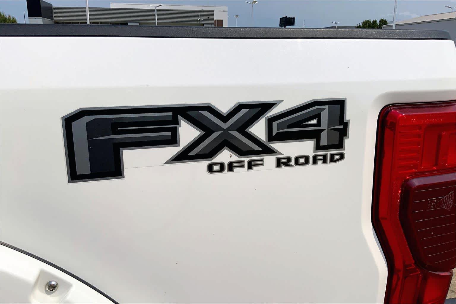 Used 2020 Star White Metallic Tri-Coat Ford LARIAT image 10