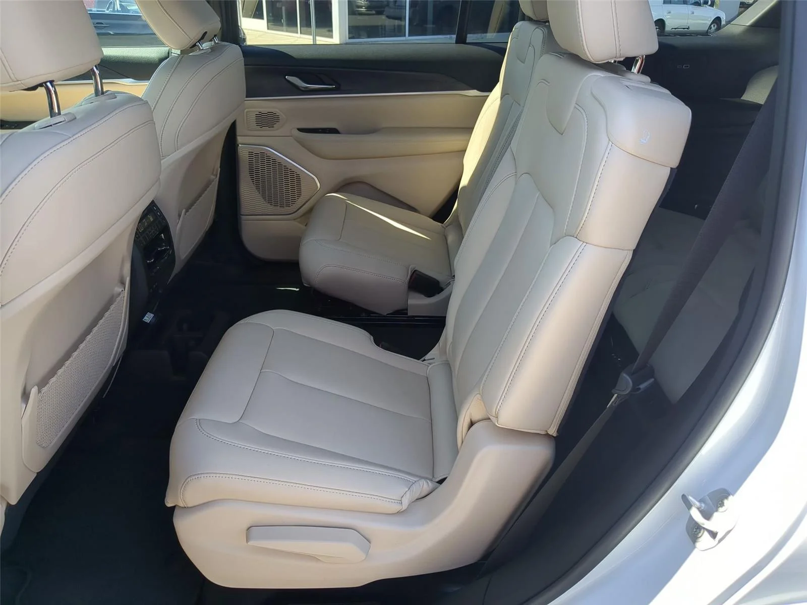 New 2026 Bright White Clear-Coat Exterior Paint Jeep Limited image 26