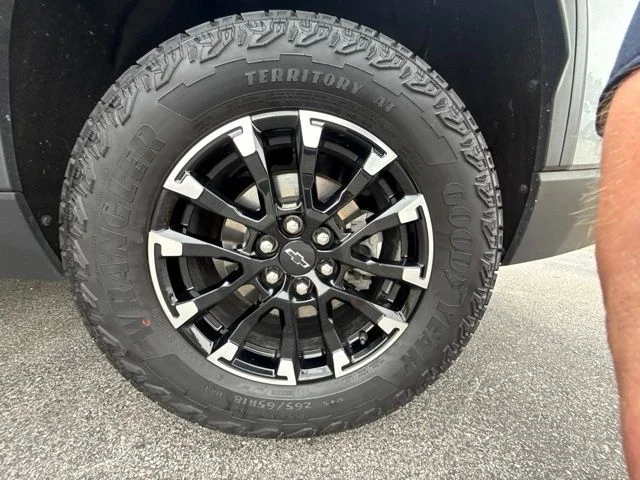 Used 2024 Gray Chevrolet Z71 image 47