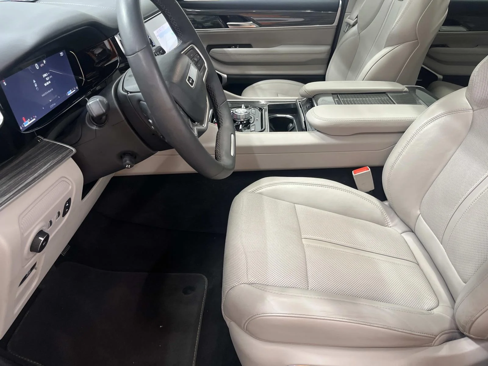 Used 2022 Bright White Clearcoat Jeep Series III 4wd 5.7L V8 1 Owner image 11