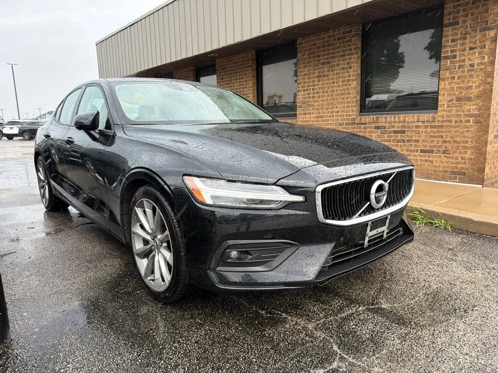 Used 2019 Black Volvo T5 Momentum image 2