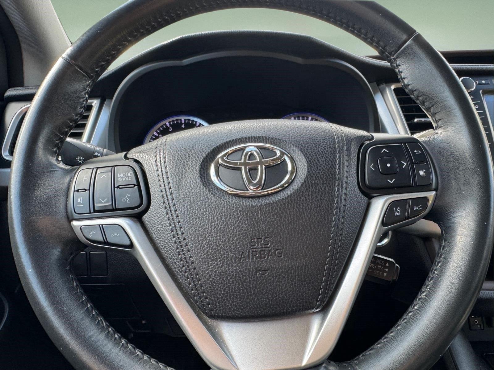 Used 2018 Predawn Gray Mica Toyota XLE image 20