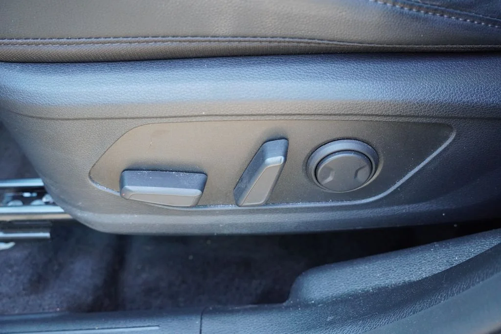 Used 2025 Snow White Pearl Kia EX image 21