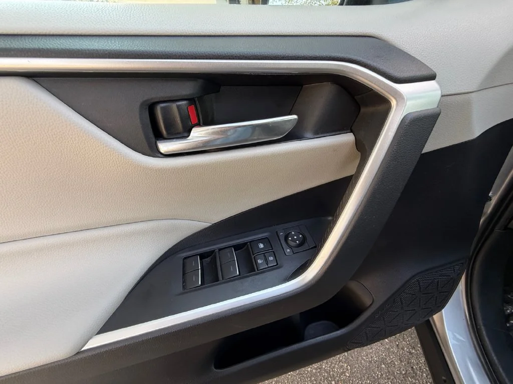 Used 2022 Silver Toyota XLE Premium image 11