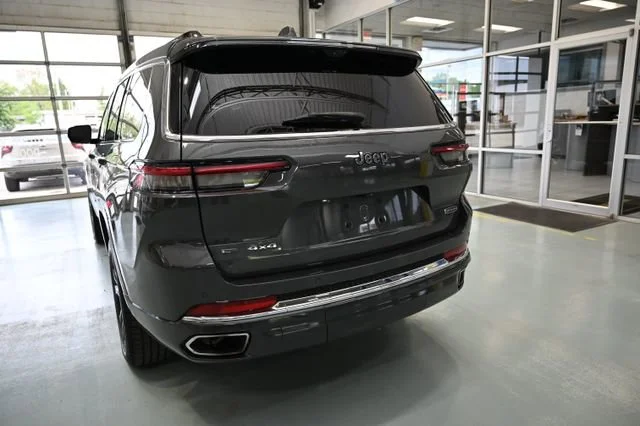 Used 2021  Jeep Overland image 6