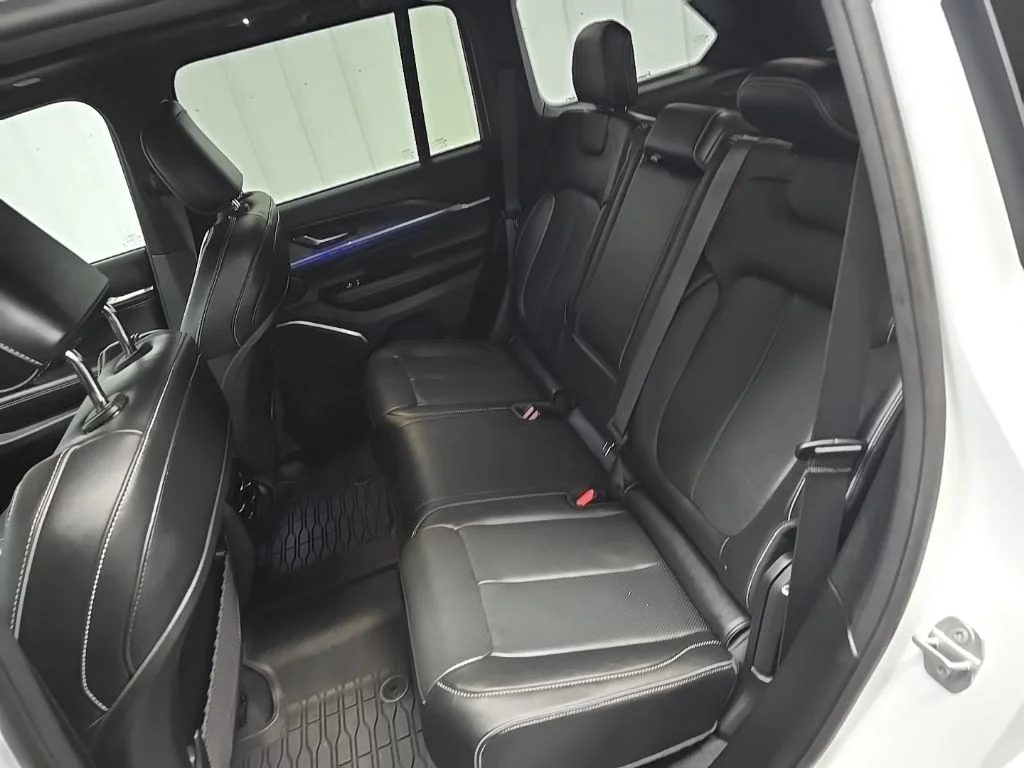 Used 2023 White Jeep Overland image 34
