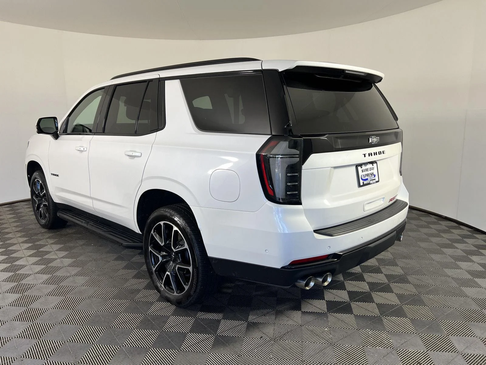 Used 2025 Iridescent Pearl Tricoat Chevrolet RST image 31