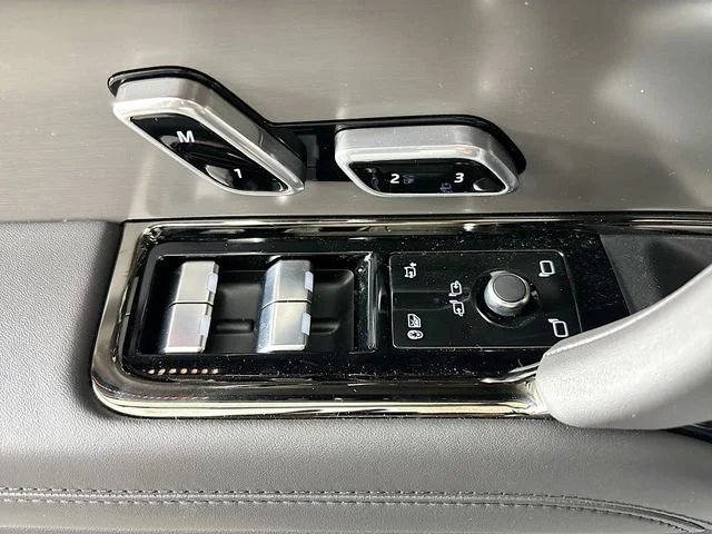 New 2026 White Land Rover Dynamic SE image 19