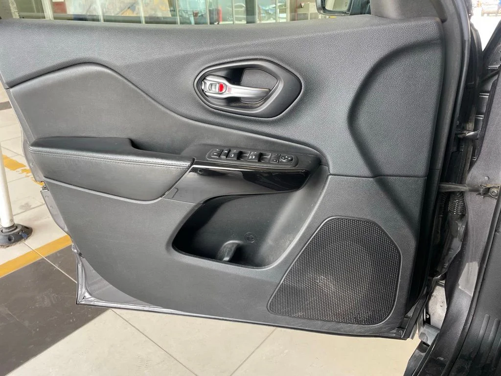 Used 2019 Gray Jeep Latitude Plus image 9