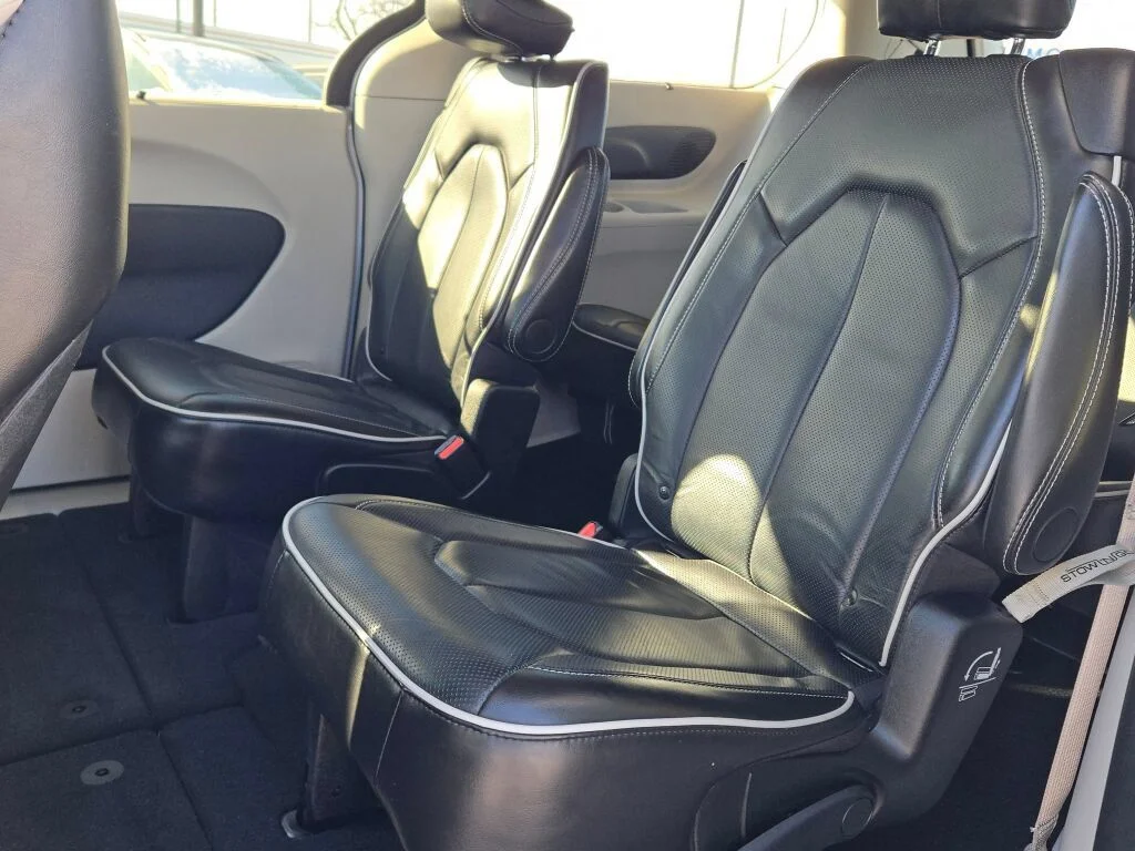 Used 2024 White Chrysler Limited image 19
