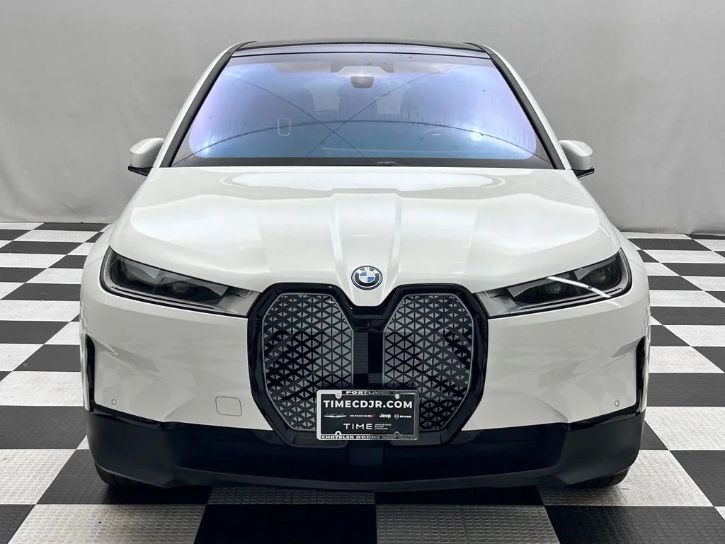 Used 2024 White BMW xDrive50 image 3