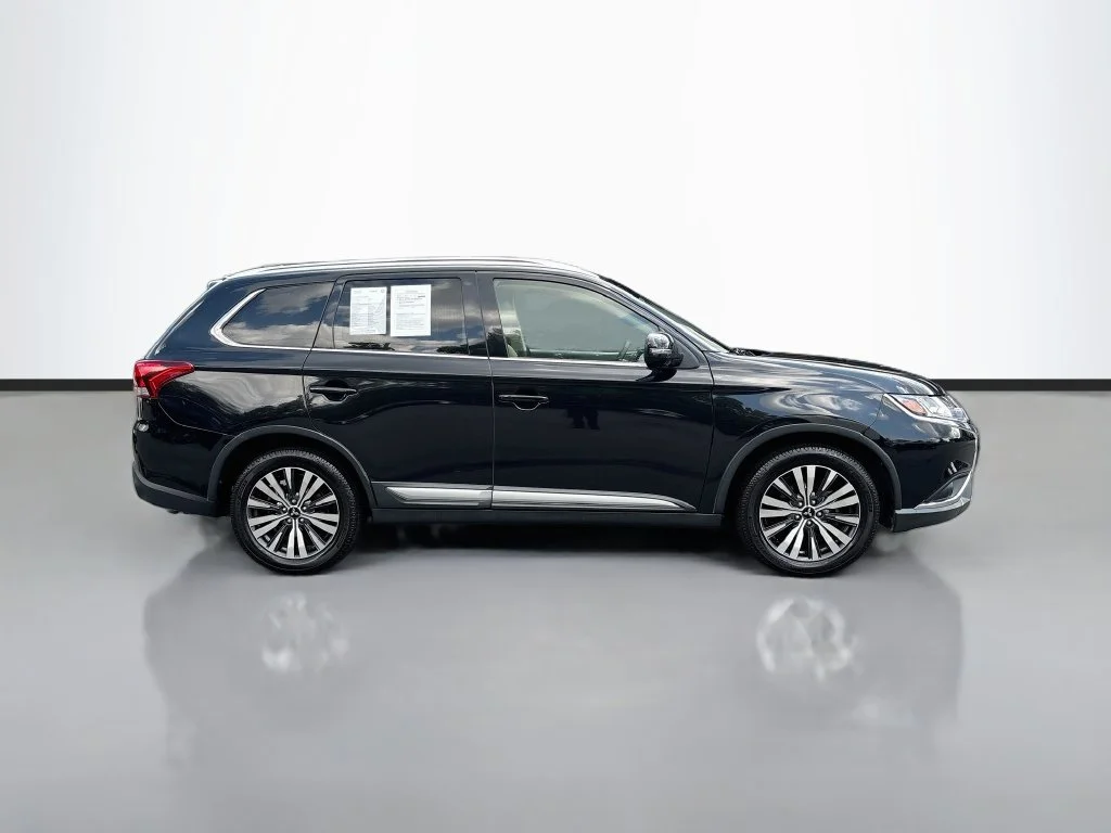 Used 2019 Labrador Black Metallic Mitsubishi SEL image 8
