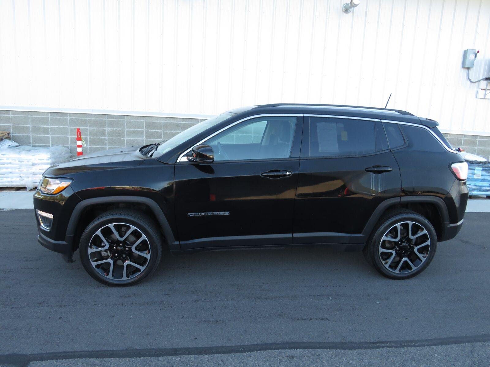 Used 2019 Diamond Black Crystal Pearlcoat Jeep Limited image 15