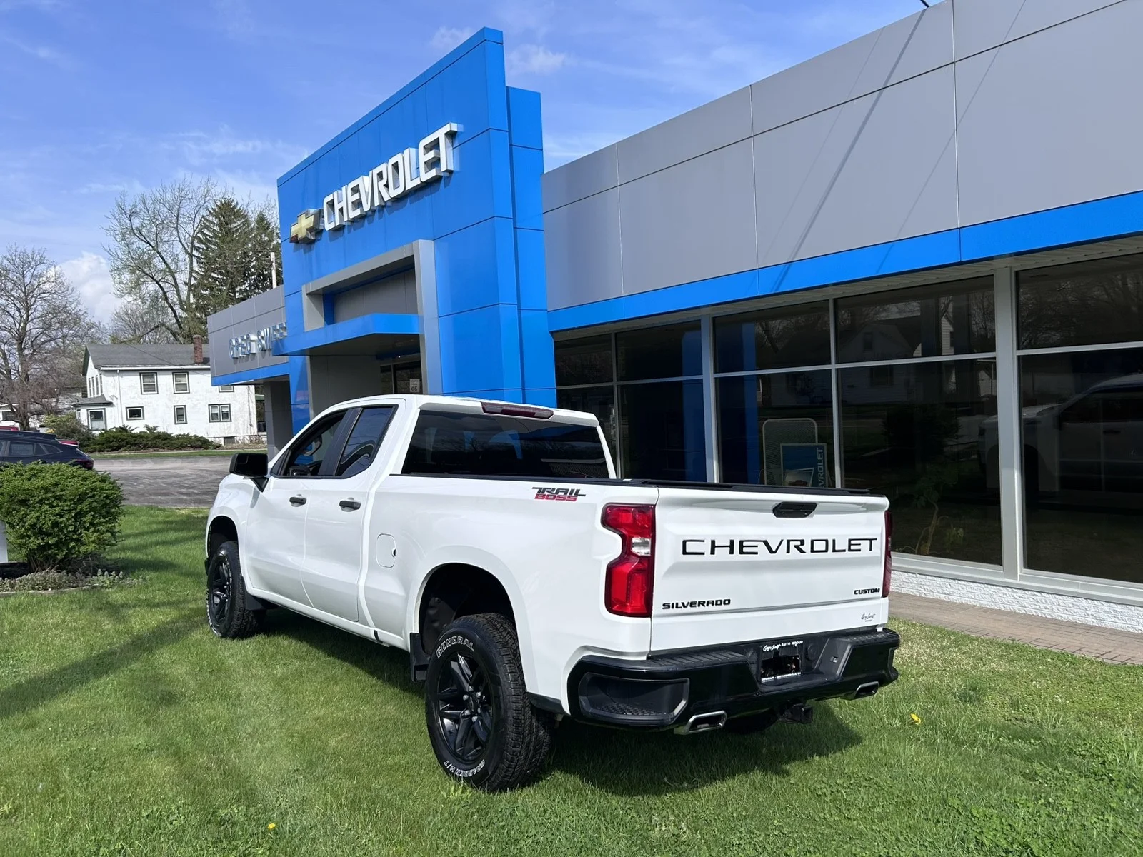 Used 2020 WHITE Chevrolet Custom Trail Boss image 5