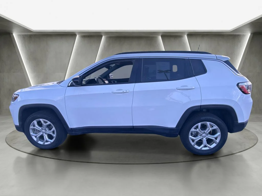Used 2024 White Jeep Latitude image 6