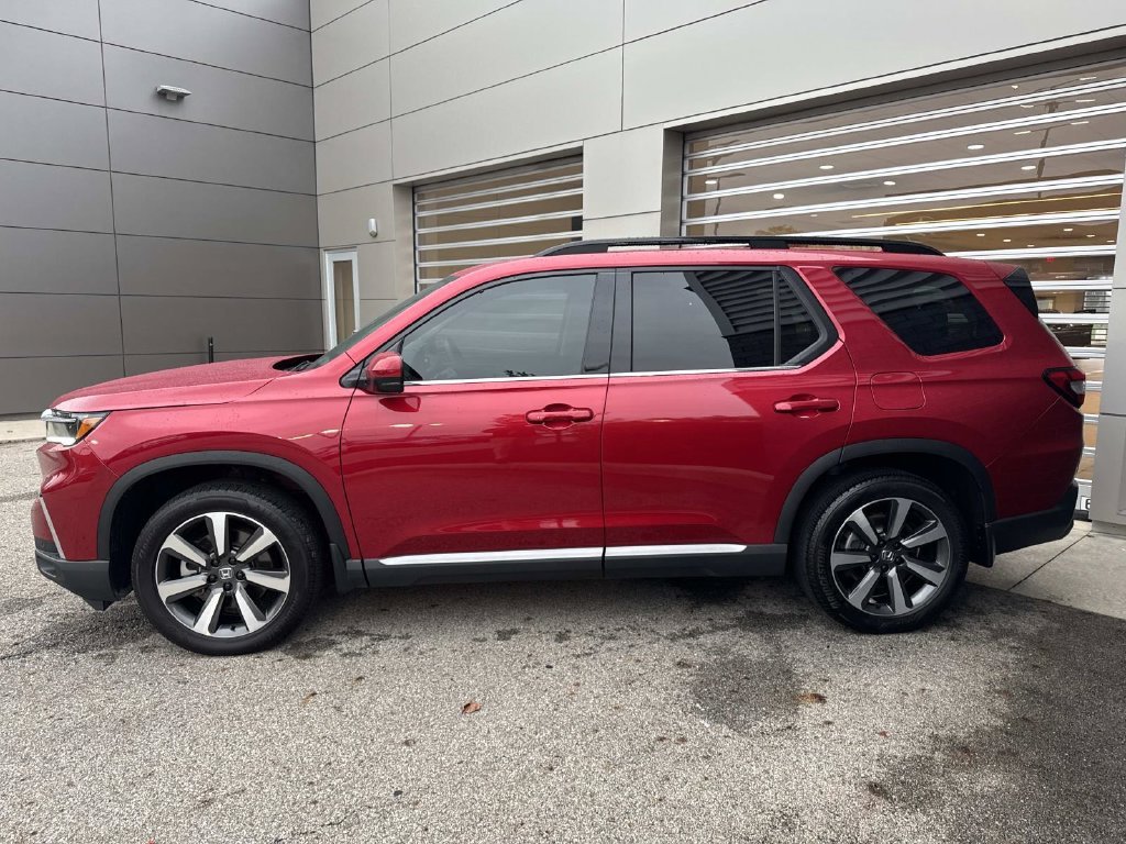 Used 2025 Red Honda Touring image 4