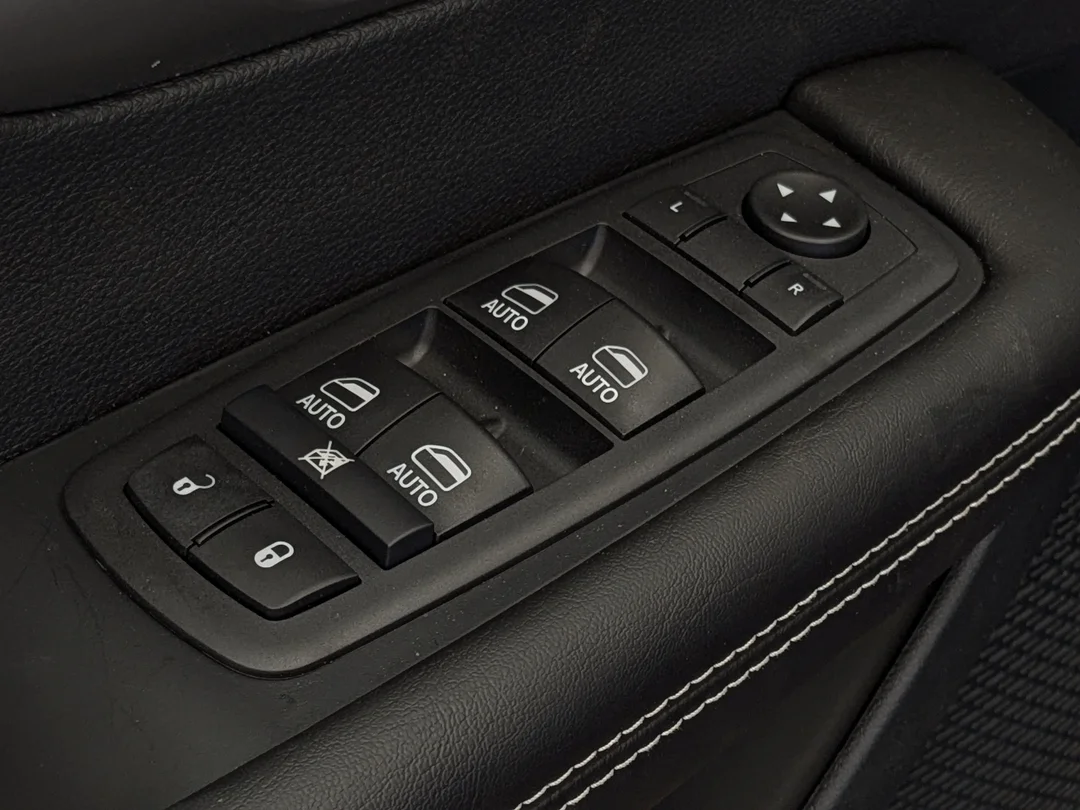 New 2027 Black Chrysler Select - - FWD - Stow n Go Seating - Adaptive Cruise - Blind-Spot - Apple CarPlay & More! image 13