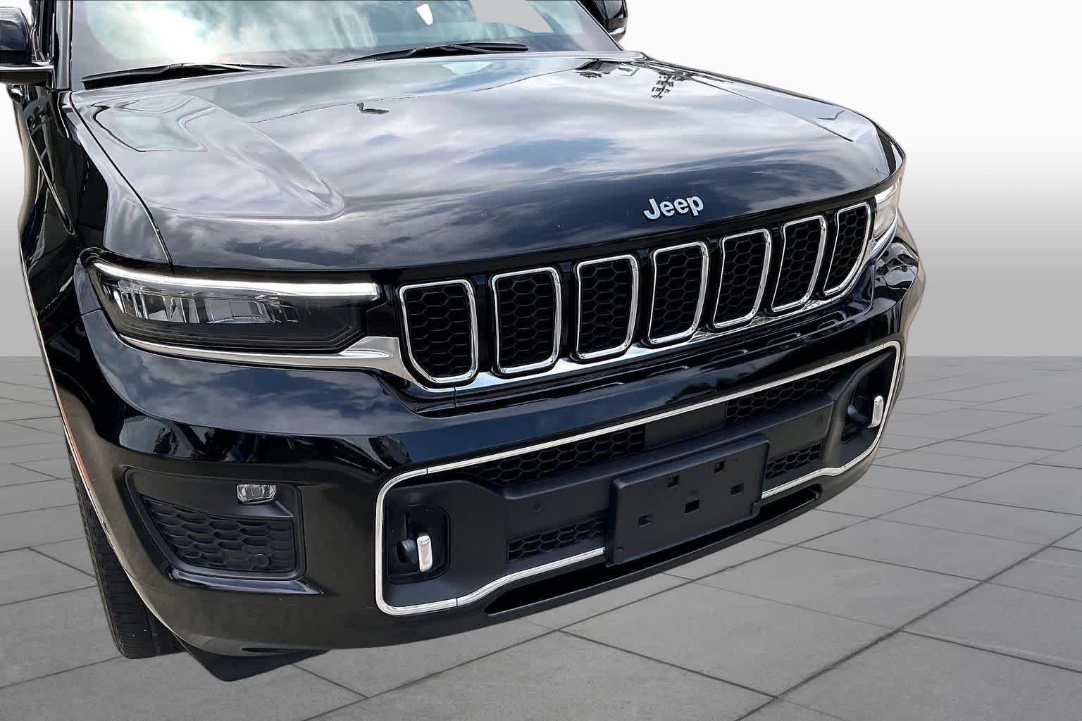 Used 2023 Diamond Black Crystal Pearlcoat Jeep Overland image 29