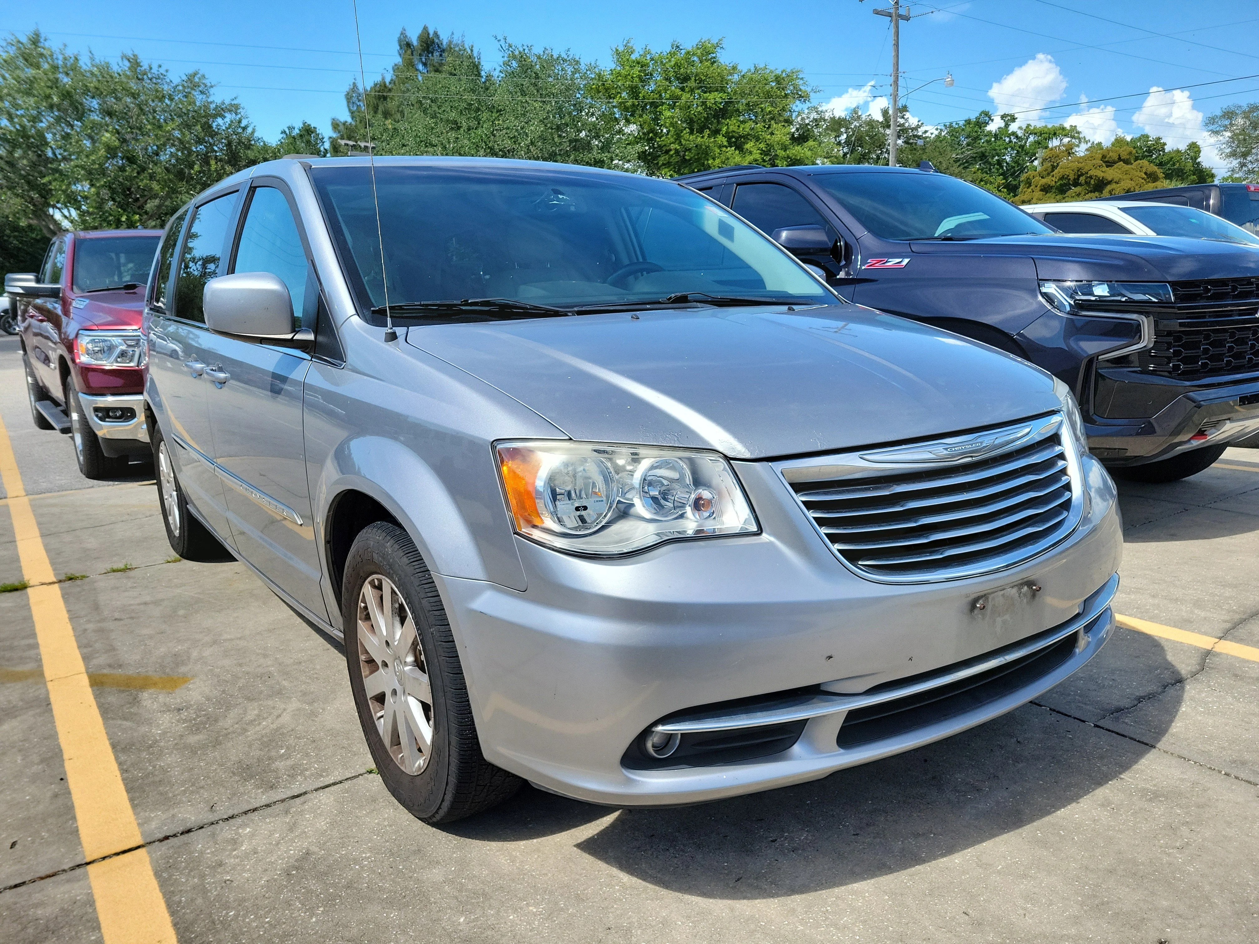 2016 Chrysler Town & Country Touring's photo
