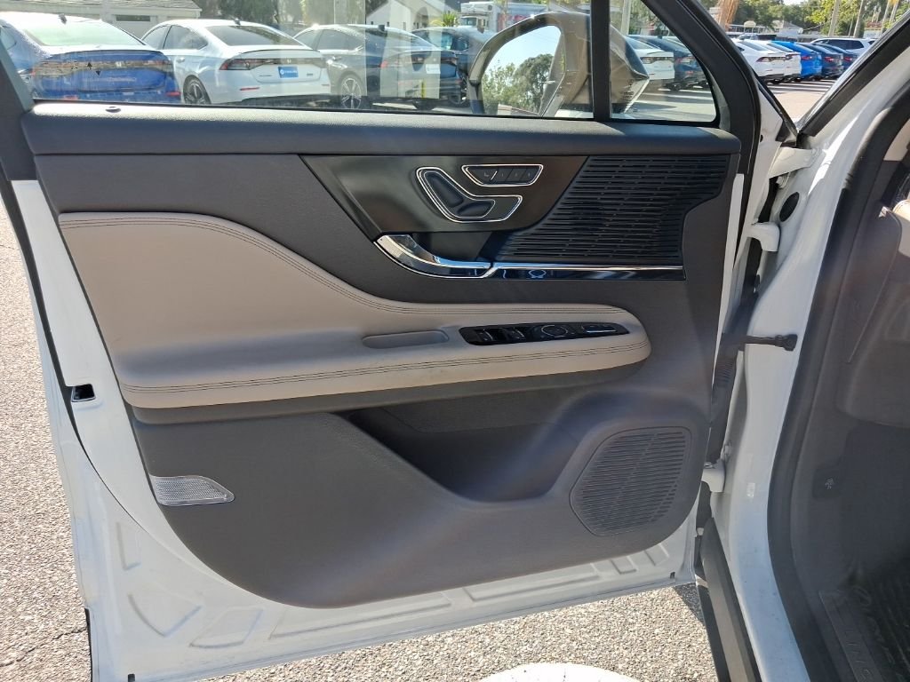Used 2021 White Lincoln Standard image 19