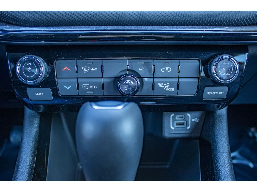 New 2026 Red Hot Pearlcoat Jeep Latitude Altitude image 30