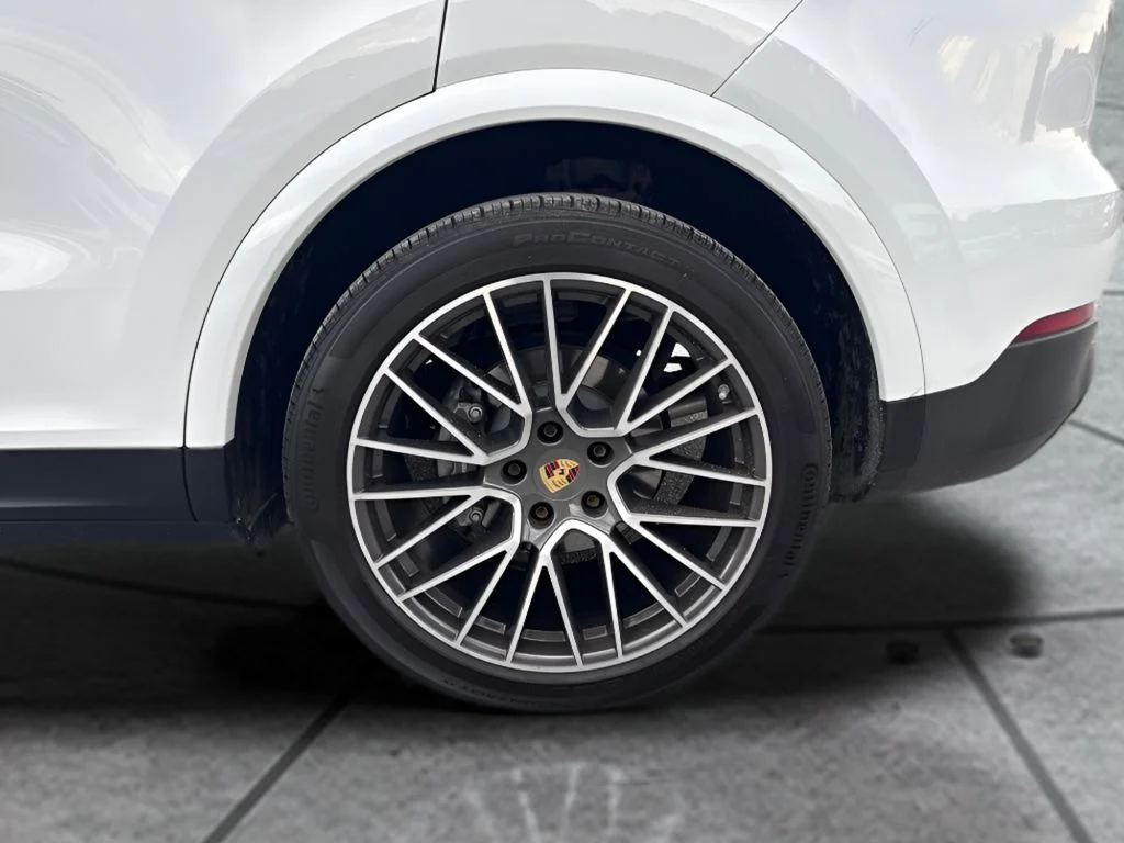 Used 2023  Porsche Base image 25