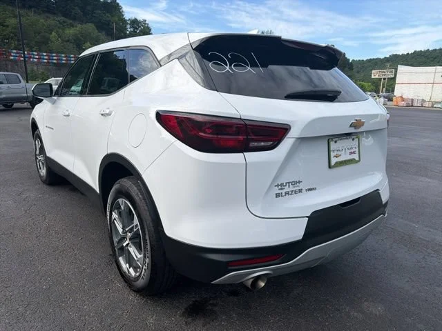 Used 2025 Summit White Chevrolet 2LT image 5