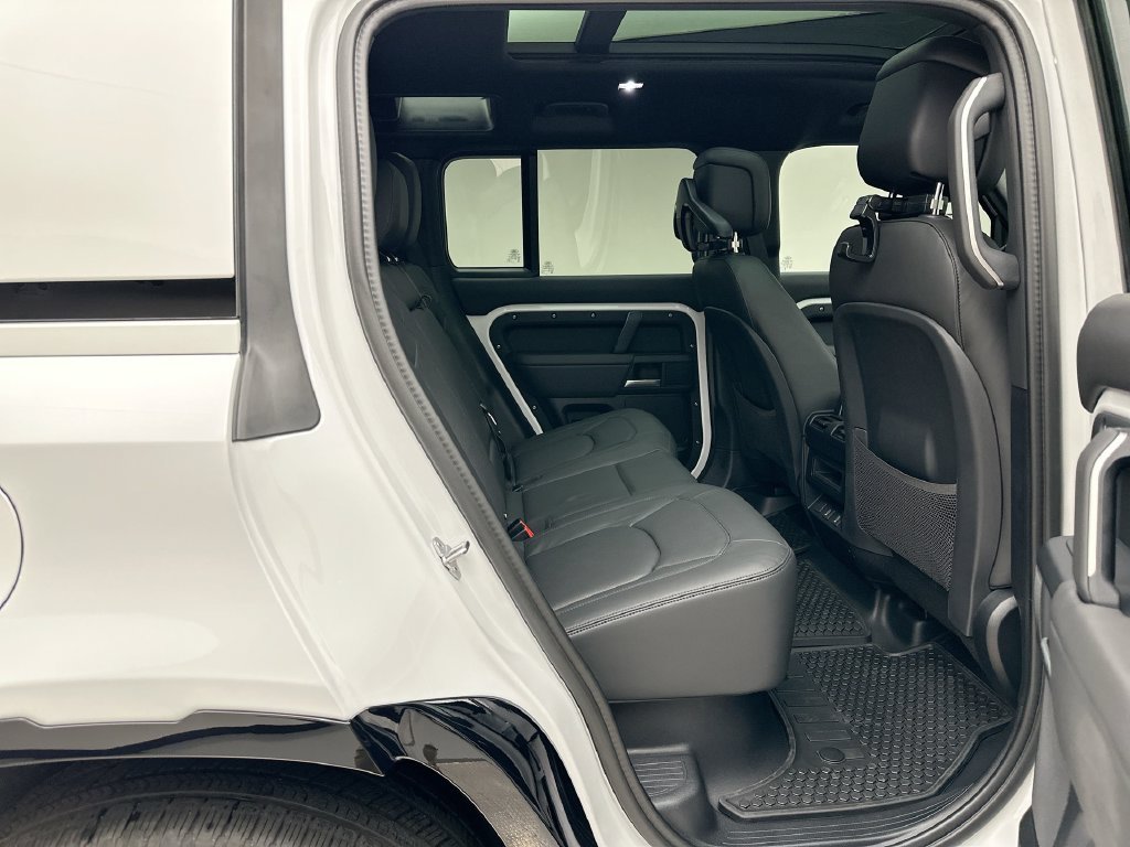 New 2026 Fuji White Land Rover X-Dynamic SE image 7