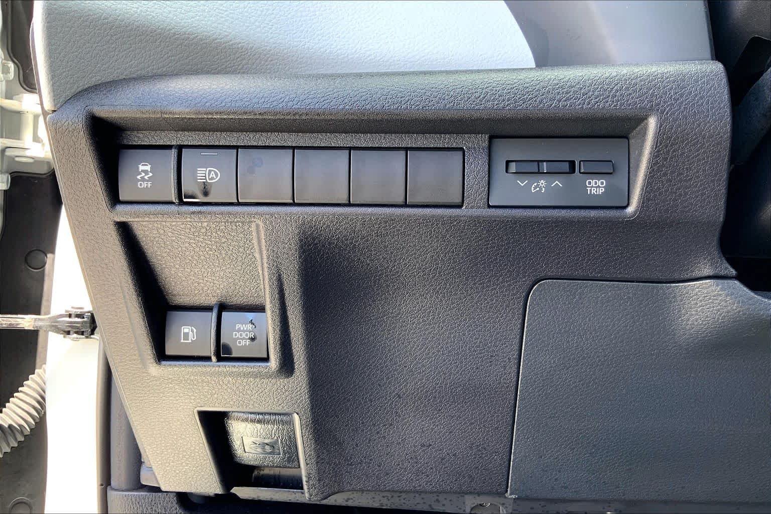 Used 2025 Wind Chill Pearl Toyota XLE image 33