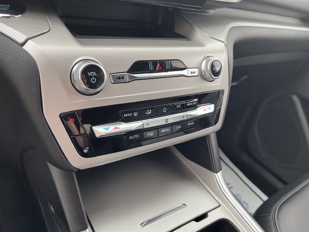 Used 2023 White Ford XLT image 19