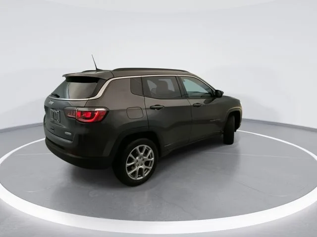 Used 2022 Gray Jeep Latitude Lux image 6