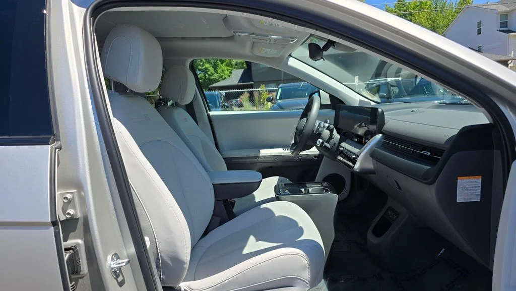 Used 2025 Gravity Gold Matte Hyundai Limited image 10
