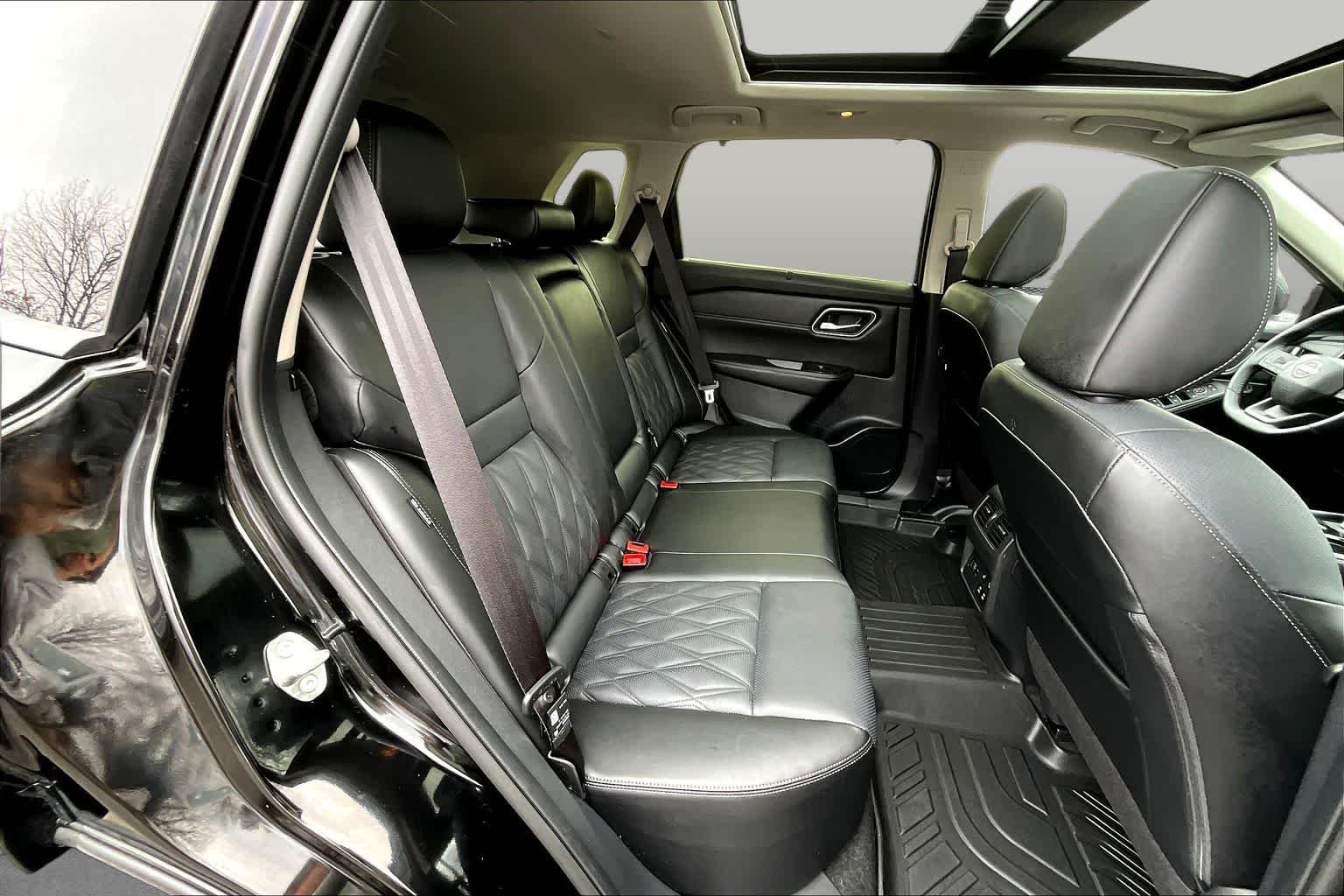 Used 2025 Super Black Nissan Platinum image 35