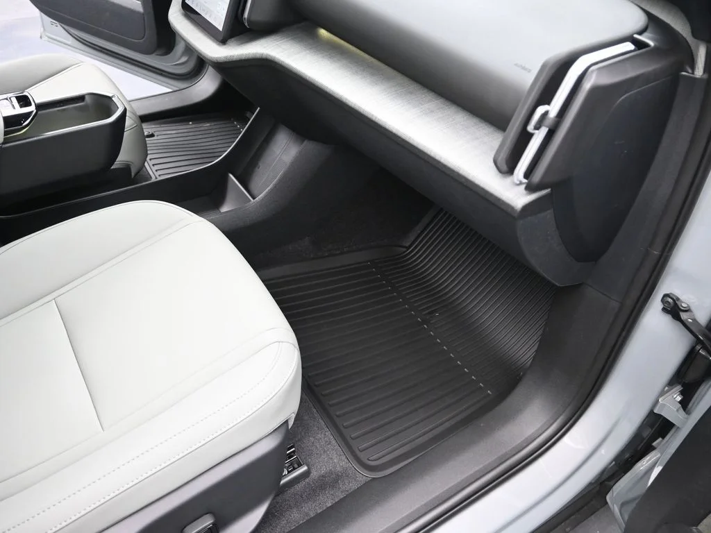 New 2026 Vapour Grey Volvo Twin Motor Performance Plus image 24