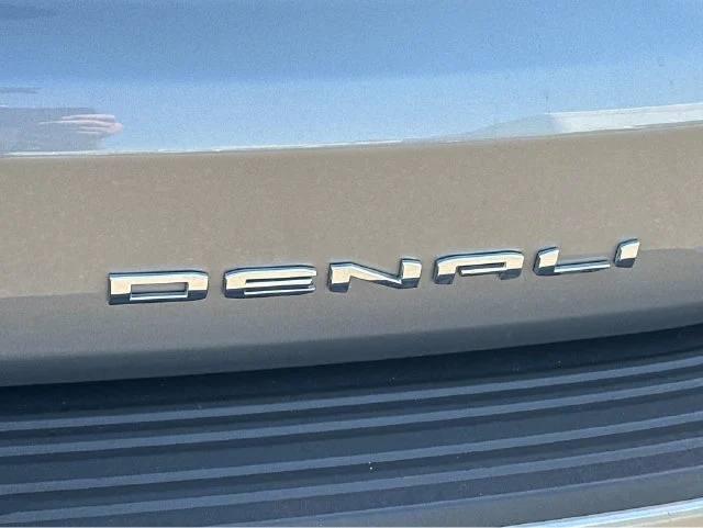 2023 GMC Yukon Denali - Photo 10