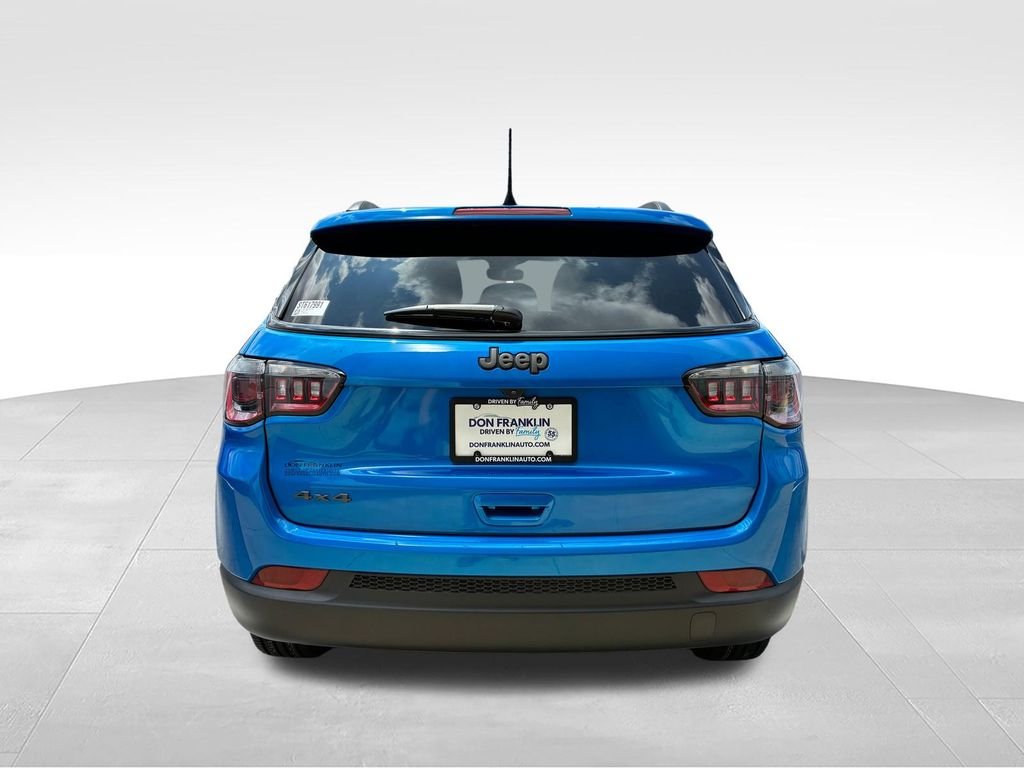 Used 2025 Blue Jeep Latitude image 3
