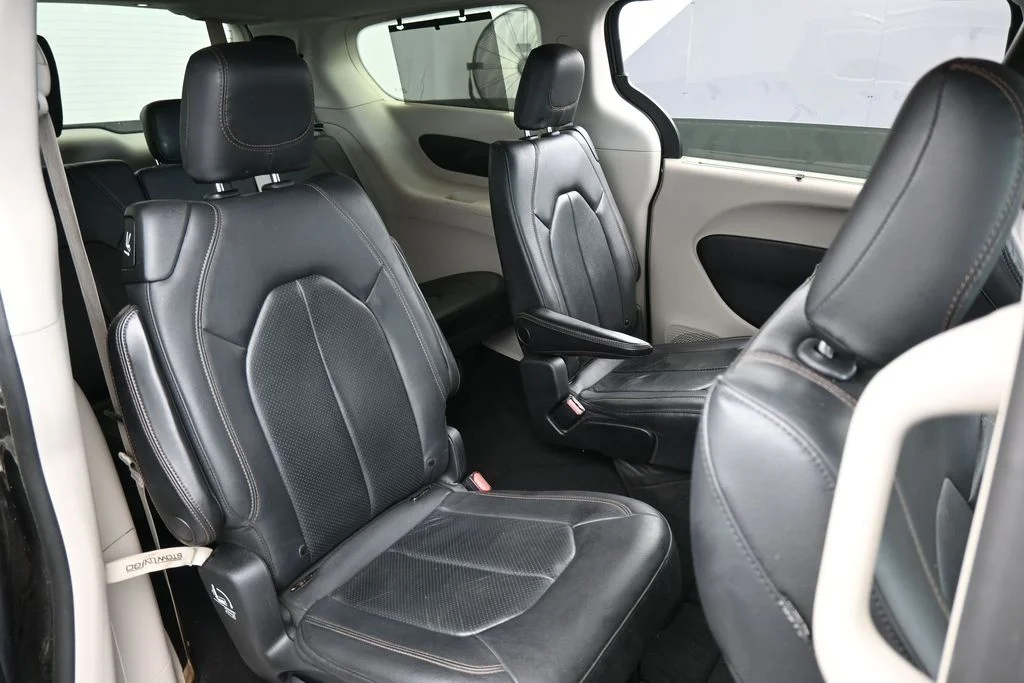 Used 2019 Granite Crystal Metallic Clearcoat Chrysler Touring L image 47