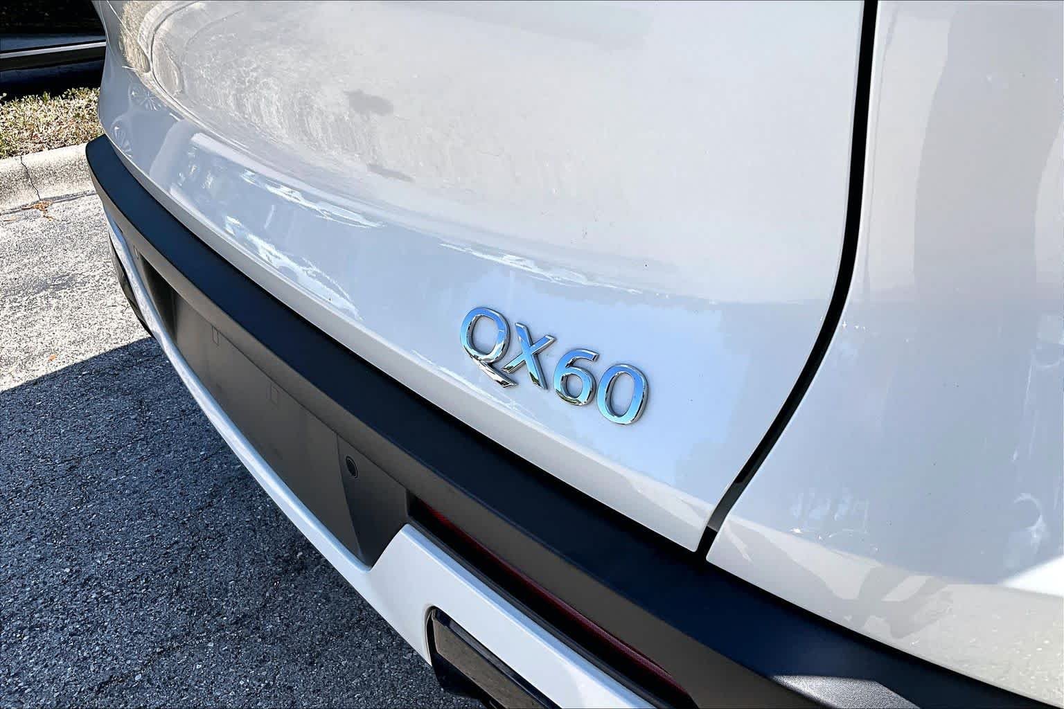 Used 2024 Majestic White INFINITI LUXE image 10