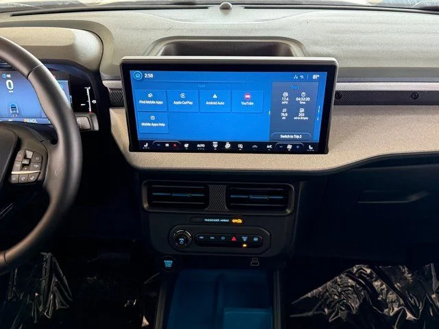 New 2025 Oxford White Ford XLT image 17