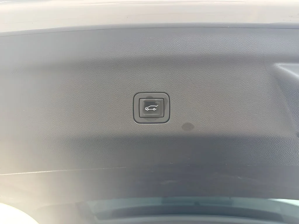 Used 2025 Silver GMC Denali image 35