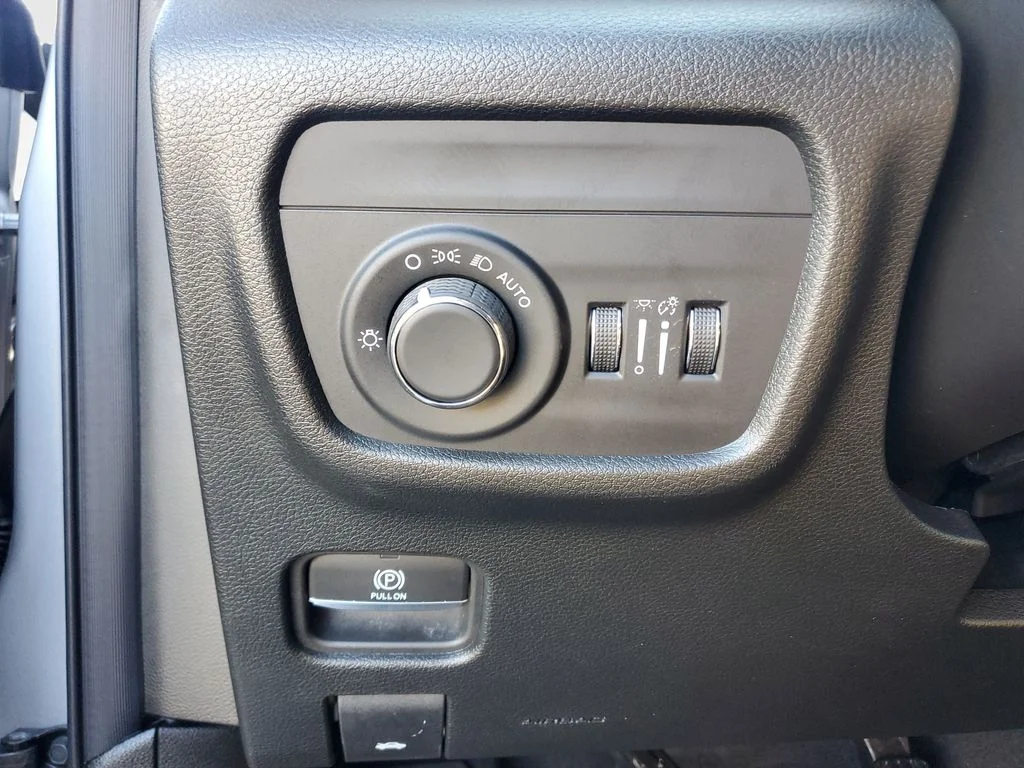 New 2026 Silver Zynith Exterior Paint Jeep Altitude image 25