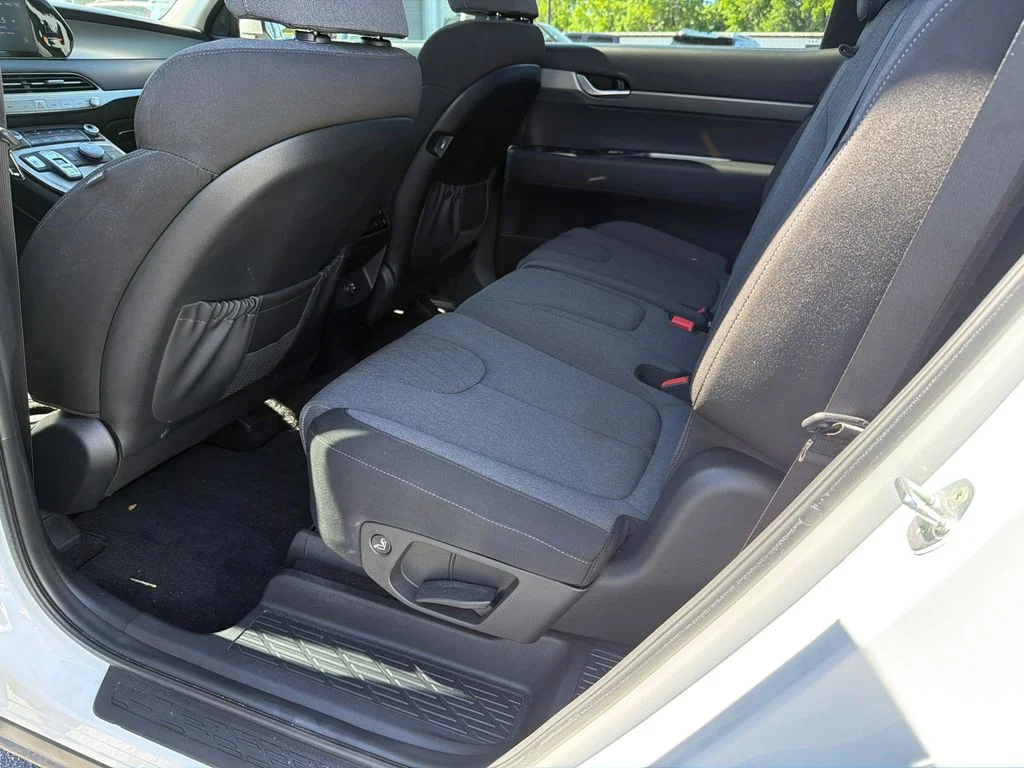 Used 2022 White Hyundai SE image 20