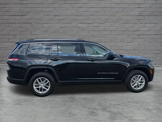 Used 2023  Jeep Laredo image 6