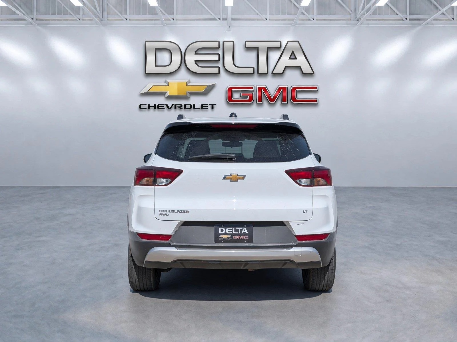 Used 2025 Summit White Chevrolet LT image 4