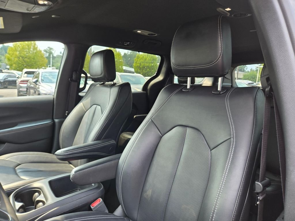 Used 2025 Diamond Black Crystal Pearlcoat Chrysler Select image 21